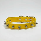Collier clouté pour chien en cuir jaune avec pointes métalliques argentées de la marque Oscar et Plume