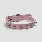 Collier clouté pour chien rose avec pics métalliques argentés de la marque Oscar et Plume