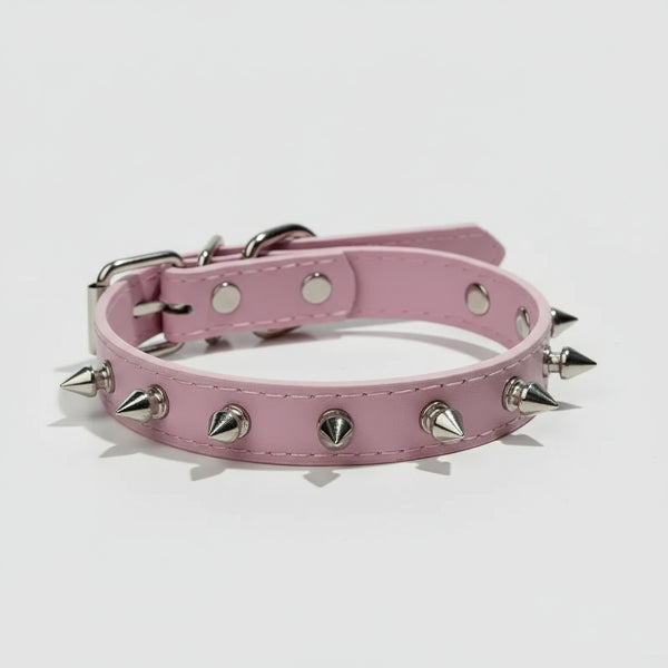 Collier clouté pour chien rose avec pics métalliques argentés de la marque Oscar et Plume