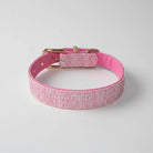 Collier couture chien rose avec boucle dorée signé Oscar et Plume pour un style élégant