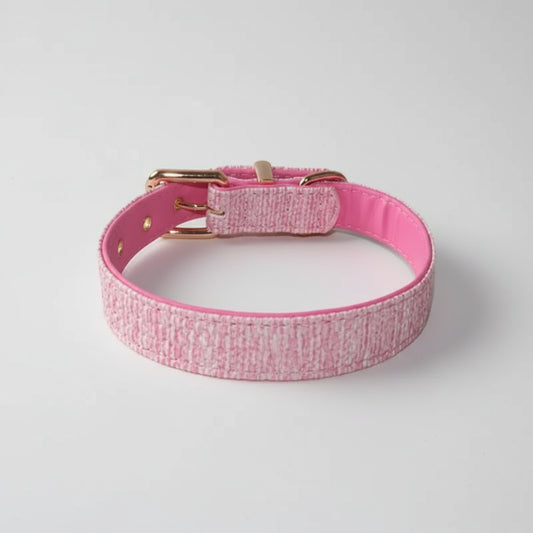 Collier couture chien rose avec boucle dorée signé Oscar et Plume pour un style élégant