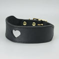 Load image into Gallery viewer, Collier cuir pour lévrier noir avec un motif en forme de cœur découpé
