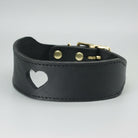 Collier cuir pour lévrier noir avec un motif en forme de cœur découpé