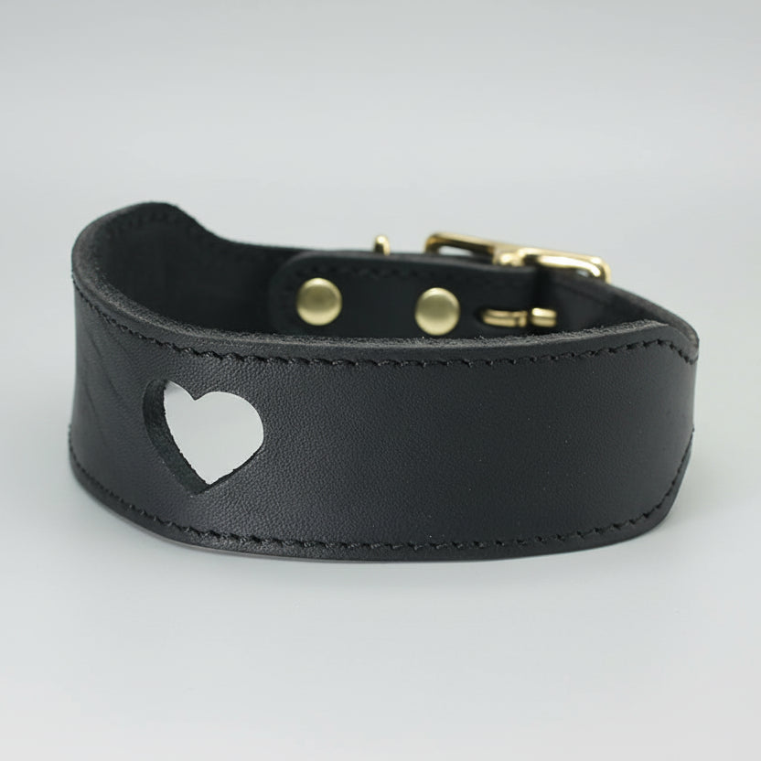 Collier cuir pour lévrier noir avec un motif en forme de cœur découpé