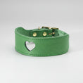 Load image into Gallery viewer, Collier cuir pour lévrier en vert avec une décoration en forme de cœur
