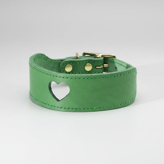 Collier cuir pour lévrier en vert avec une décoration en forme de cœur