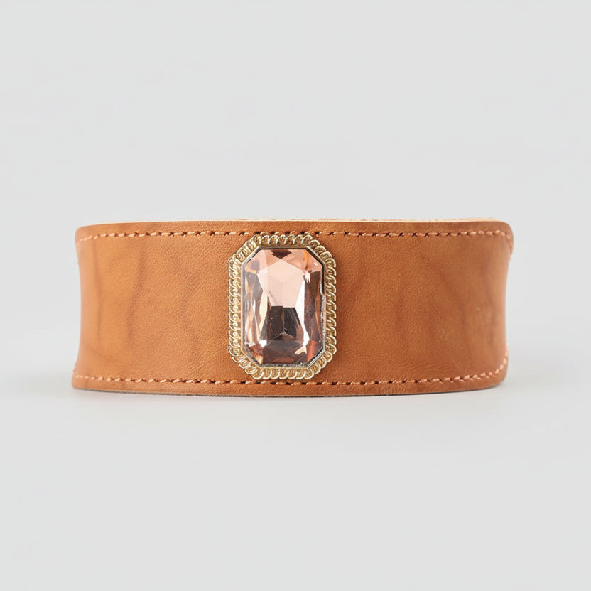 Collier de luxe pour chien en cuir avec un bijou en cristal rose élégant et design raffiné