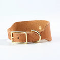 Load image into Gallery viewer, Collier de luxe pour chien en cuir avec boucle dorée et finition élégante d'Oscar et Plume

