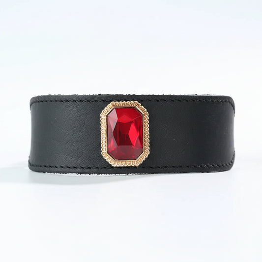 Collier de luxe pour chien en cuir noir avec une pierre précieuse rouge et un design élégant