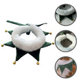 Charger l'image dans la visionneuse de la galerie, Collier de Noël pour chat en velours vert avec pompons dorés et col en fausse fourrure blanche
