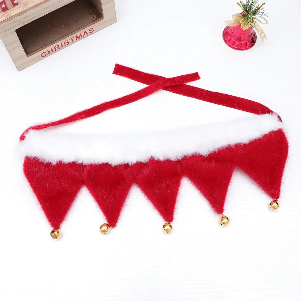 Collier de Noël pour chat et chien en rouge avec pompons et détails en fourrure pour les fêtes
