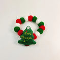 Load image into Gallery viewer, Jouet en peluche en forme de sapin avec des couleurs de Noël pour collier de Noël pour chat et chien

