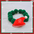 Load image into Gallery viewer, Collier de Noël pour chat et chien en feutre vert avec un petit chapeau rouge et pompon
