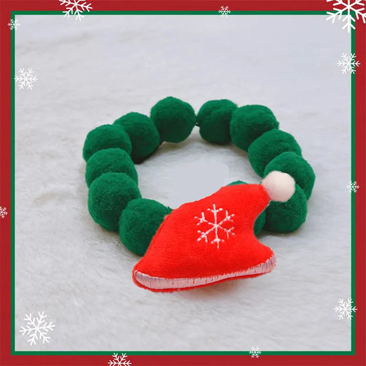 Collier de Noël pour chat et chien en feutre vert avec un petit chapeau rouge et pompon