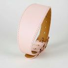 Collier design lévrier en cuir rose clair avec boucle métallique argentée par Oscar et Plume