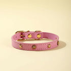 Collier design pour chat rose avec clous dorés étoiles et boucle réglable élégant