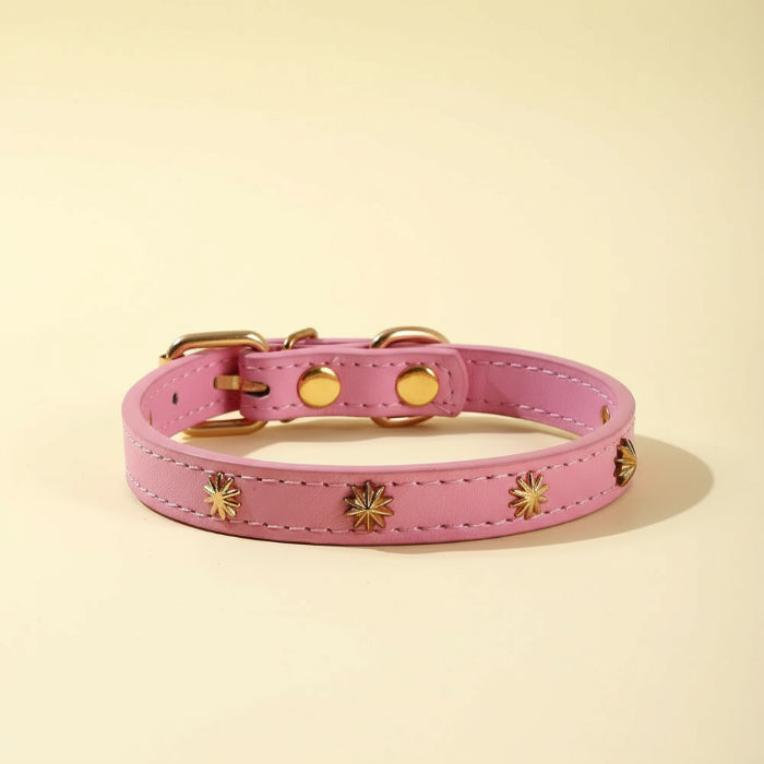 Collier design pour chat rose avec clous dorés étoiles et boucle réglable élégant