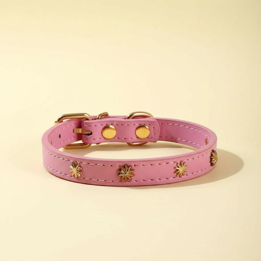 Collier design pour chat rose avec clous dorés étoiles et boucle réglable élégant