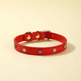 Charger l'image dans la visionneuse de la galerie, Collier design pour chat rouge en cuir avec ornements dorés et boucle réglable
