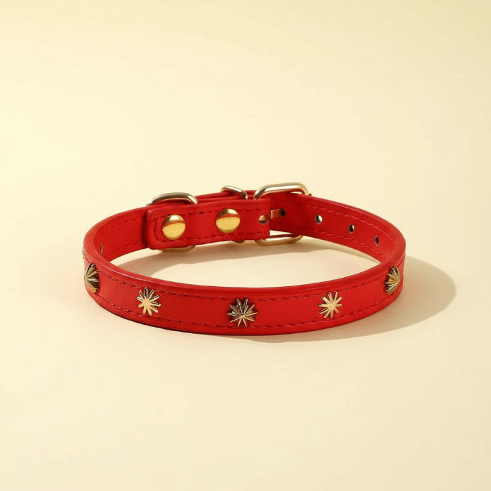 Collier design pour chat rouge en cuir avec ornements dorés et boucle réglable