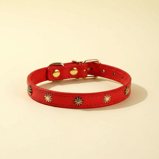 Collier design pour chat rouge en cuir avec ornements dorés et boucle réglable