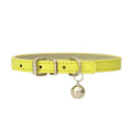 Load image into Gallery viewer, Collier en cuir durable avec clochette Oscar et Plume Jaune foncé / XS
