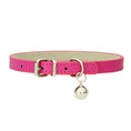 Load image into Gallery viewer, Collier en cuir durable avec clochette Oscar et Plume Fushia / XS
