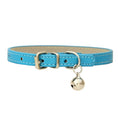 Load image into Gallery viewer, Collier en cuir durable avec clochette Oscar et Plume Bleu turquoise / XS
