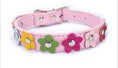 Charger l'image dans la visionneuse de la galerie, Collier en cuir durable motif Fleurs (1 rang) Oscar et Plume Rose / XS
