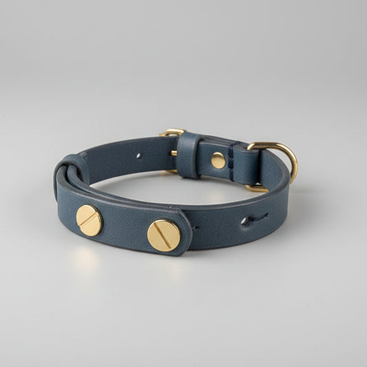 Collier en cuir fait main pour chat en bleu avec clous dorés pour un style élégant