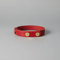 Load image into Gallery viewer, Collier en cuir fait main pour chat en rouge avec des boutons en laiton pour un style unique
