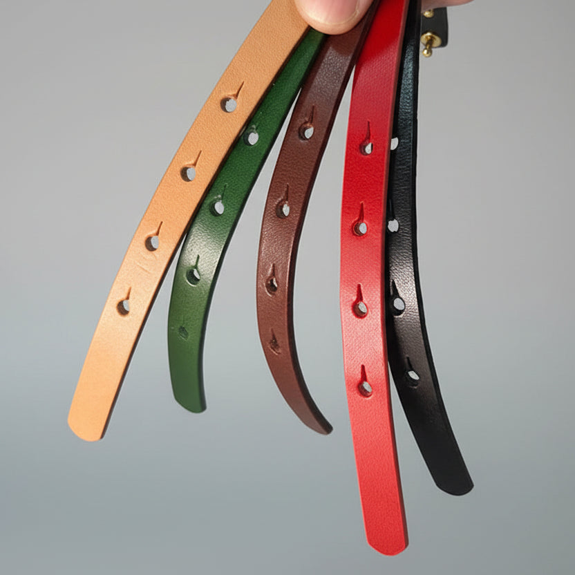 Quatre colliers en cuir fait main pour chat disponibles en différentes couleurs et styles uniques