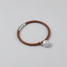 Collier en cuir pour chat de Oscar et Plume avec un pendentif argenté et un design élégant