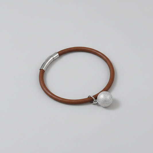 Collier en cuir pour chat de Oscar et Plume avec un pendentif argenté et un design élégant