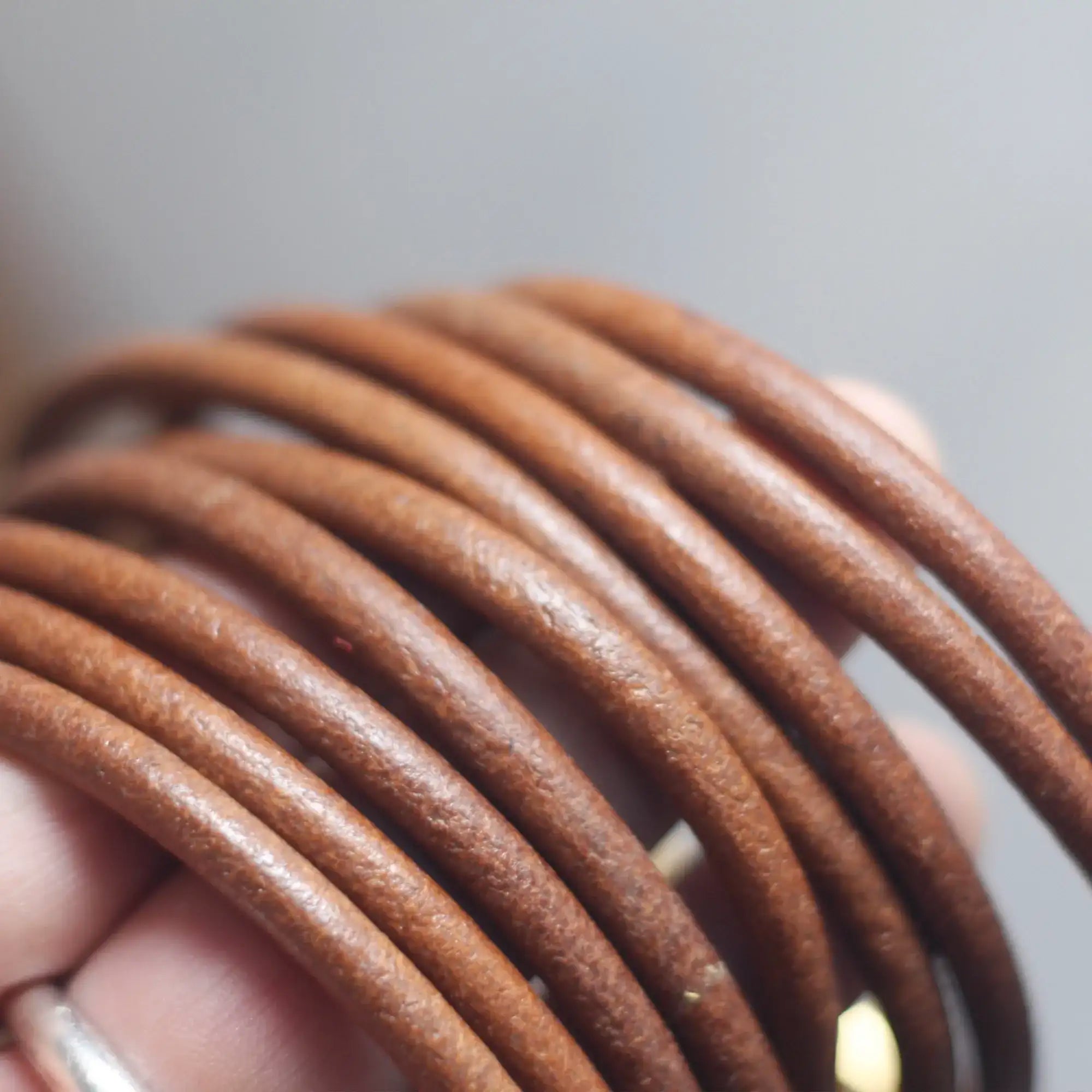 Collier en cuir pour chat de couleur marron, offrant confort et style à vos félins.