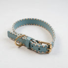 Collier en cuir pour chien en bleu avec coutures beige et boucle en métal doré