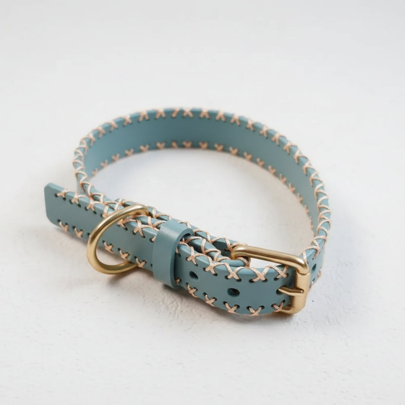 Collier en cuir pour chien en bleu avec coutures beige et boucle en métal doré