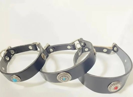 Colliers en cuir pour chien Oscar et Plume avec ornements colorés et boucles métalliques solides