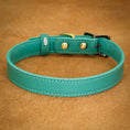 Load image into Gallery viewer, Collier en cuir souple véritable réglable pour petit et moyen chiens Oscar et Plume Vert / S
