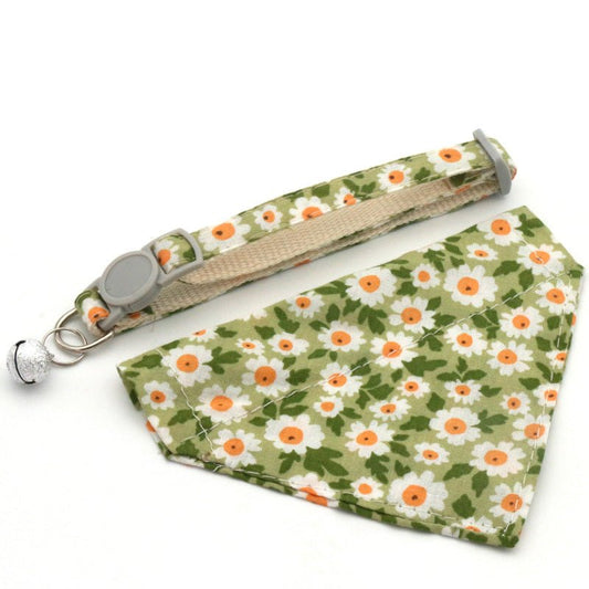 Collier et bandana petit chien fleuris verts et blancs avec clochette par Oscar et Plume