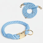 Collier et laisse en coton bleu clair avec fermeture métallique dorée par Oscar et Plume