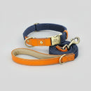 Collier et laisse personnalisable chien en cuir orange et tissu bleu Oscar et Plume avec plaque gravée