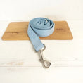 Load image into Gallery viewer, Collier et laisse personnalisable en velours pour chien Oscar et Plume Laisse bleu clair / XS
