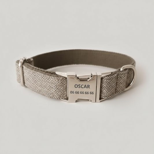 Collier et laisse personnalisable pour chien en tissu beige avec boucle métal gravée Oscar et numéro de téléphone