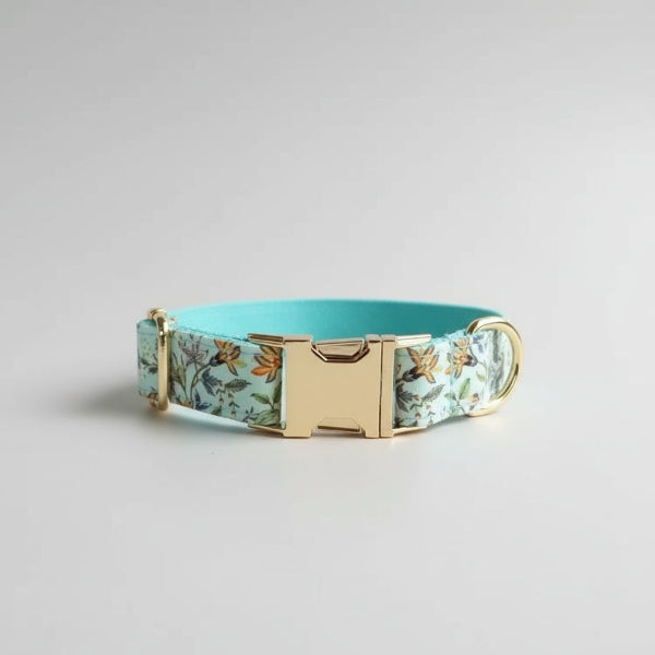 Collier et laisse personnalisable pour chien Oscar et Plume en tissu bleu à motifs floraux avec boucle dorée
