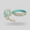 Load image into Gallery viewer, Collier et laisse personnalisable pour chien motif floral avec plaque gravée et boucles métalliques
