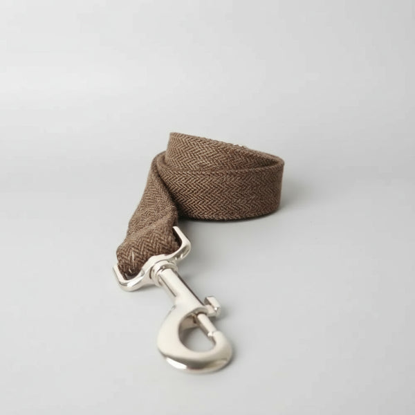 Collier et laisse personnalisable pour chien en tissu marron avec attache métallique argentée