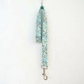 Load image into Gallery viewer, Collier et laisse personnalisable pour chien en tissu bleu à motifs floraux par Oscar et Plume
