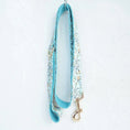Load image into Gallery viewer, Laisse bleue à motifs floraux pour chien de Oscar et Plume, collier et laisse personnalisable pour chien
