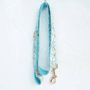 Laisse bleue à motifs floraux pour chien de Oscar et Plume, collier et laisse personnalisable pour chien